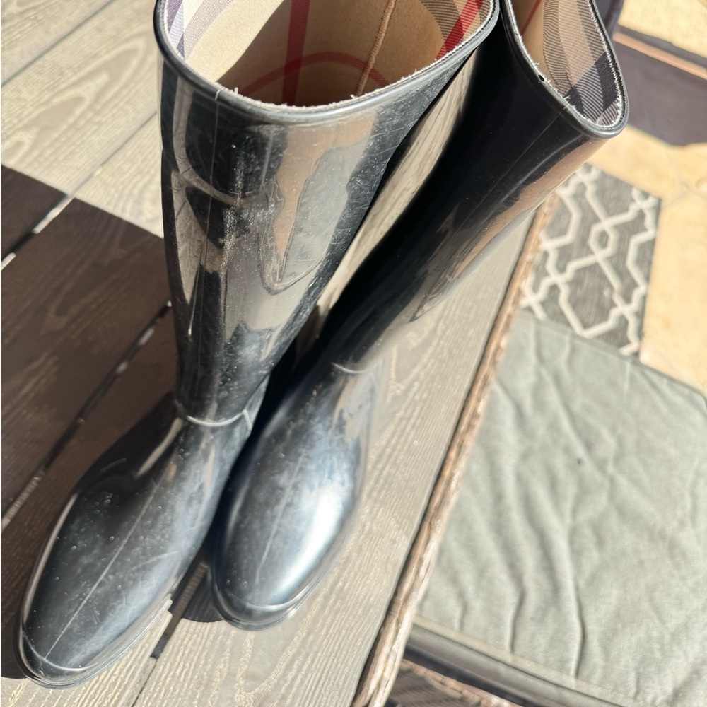 Women’s Burberry rain boots size 9